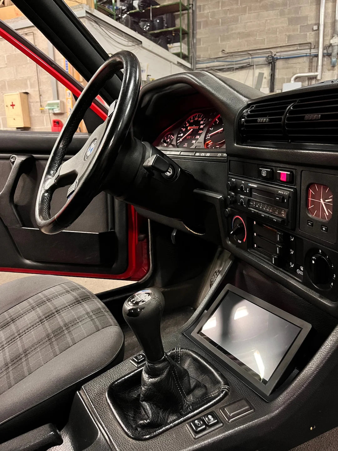 E30 Center Console Touchscreen Mount - CarPlay